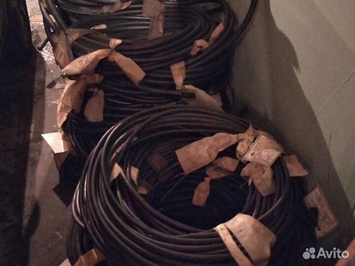 Куски поливочного и кислородного шланга