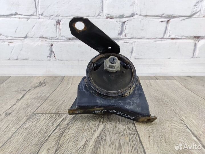 Опора двигателя правая Carina E