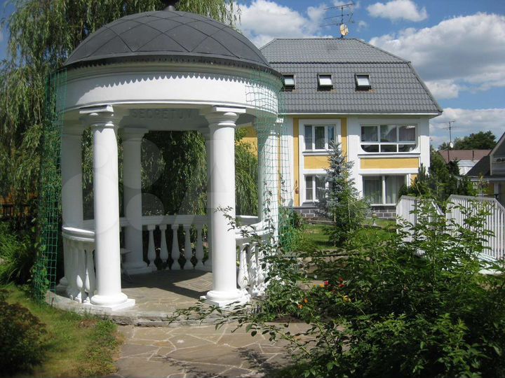 Дом 1087 м² на участке 20 сот.