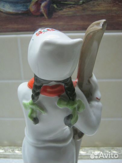 Фарфоровая статуэтка «Лыжница». лфз