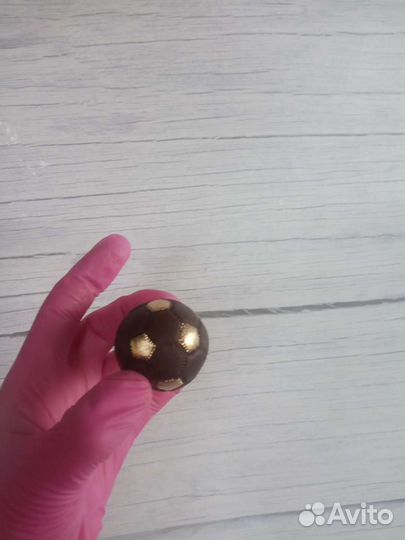 Сладкий подарок мяч из шоколада тренеру футболисту