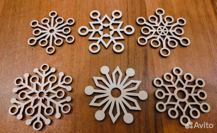 Новогодний шар, игрушки. Снежинка из дерева