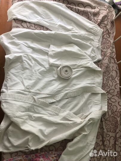 Кимоно для каратэ с белым поясом в комплекте