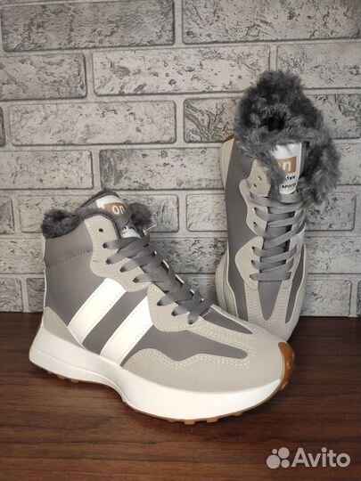 Кроссовки с мехом женские