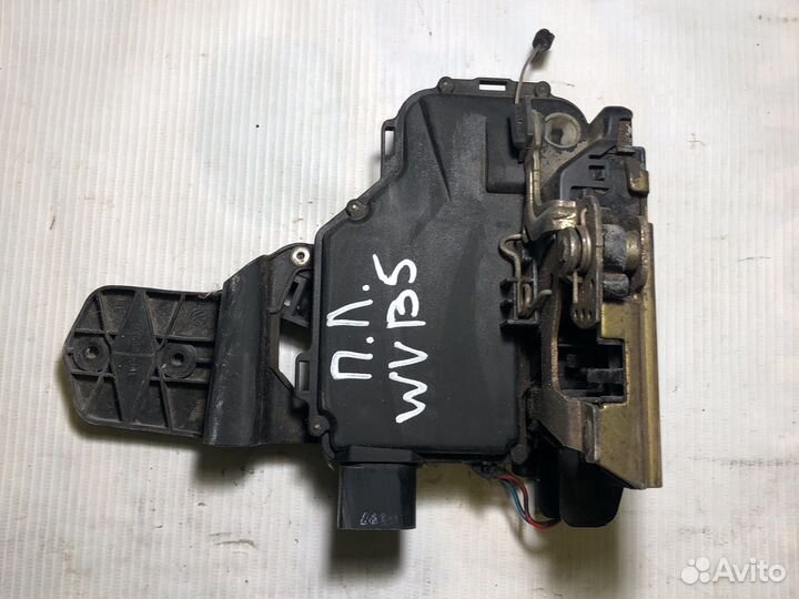 Замок двери водительский passat B5 superb