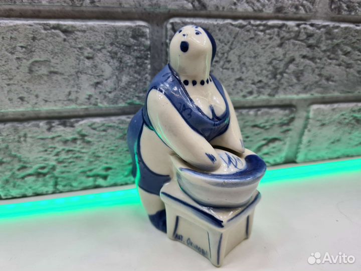 П.8051 Хозяюшка с тазом Гжель