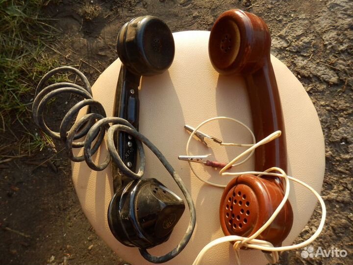 Телефон дисковый и две трубки из СССР 1960-х годов