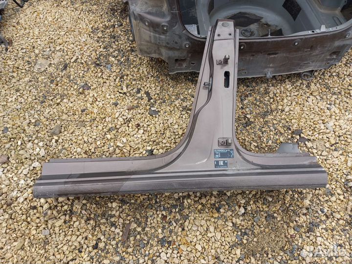 Средняя стойка с порогом VW Polo