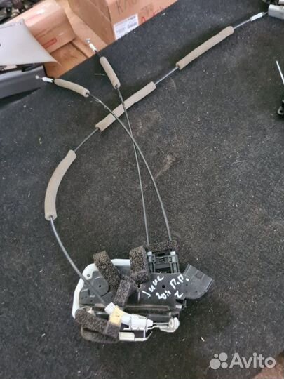 Замок боковой двери передний правый Nissan Juke