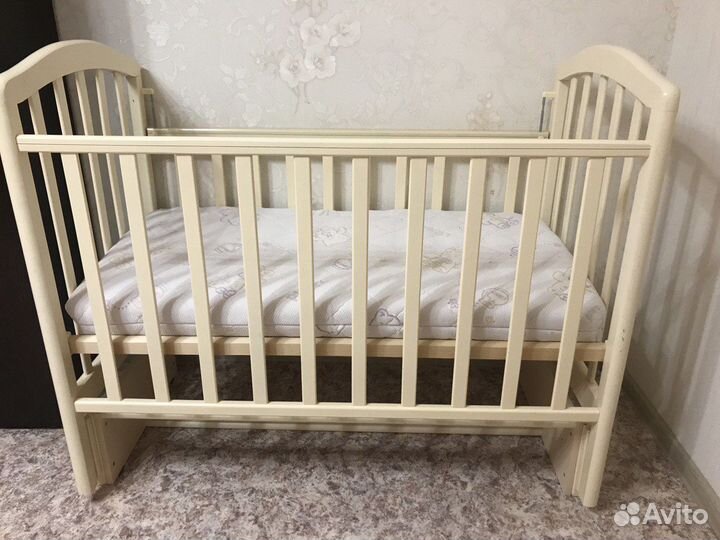 Детская кроватка с маятником