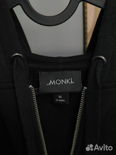 Длинная черная толстовка monki