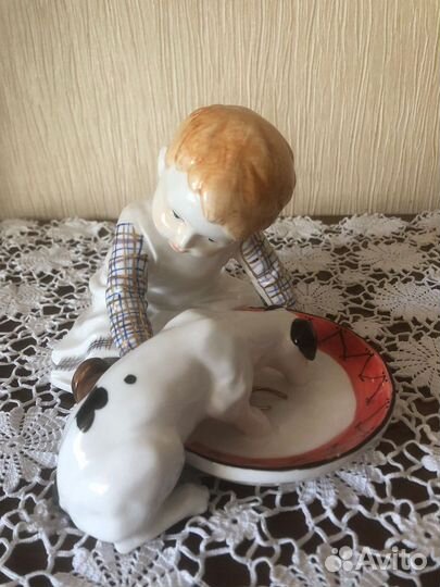 Редкая фарфоровая статуэтка Мальчик кормит щенка