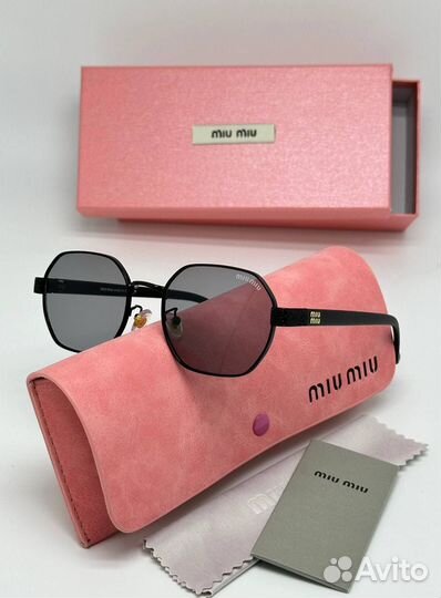 Солнцезащитные очки Miu Miu