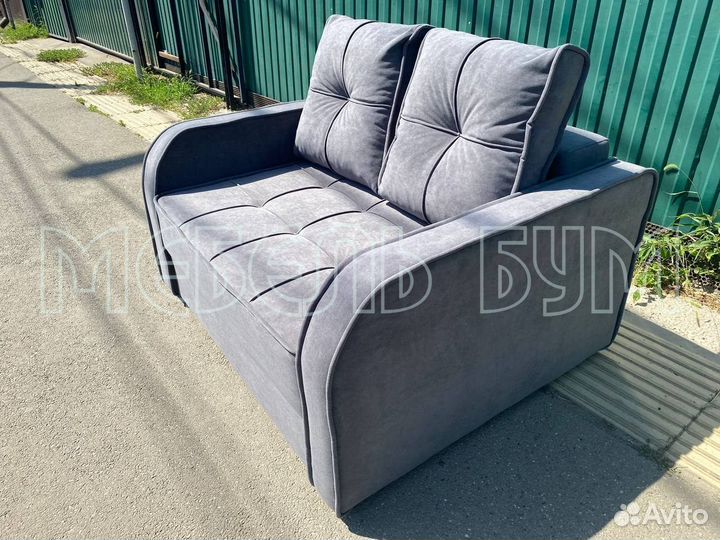 Маленький диванчик