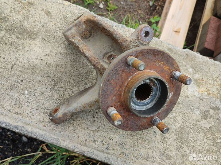 Поворотный кулак левый передний на ford fiesta мк5