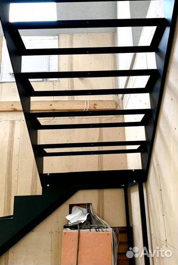 Прямая лестница на металлокаркасе