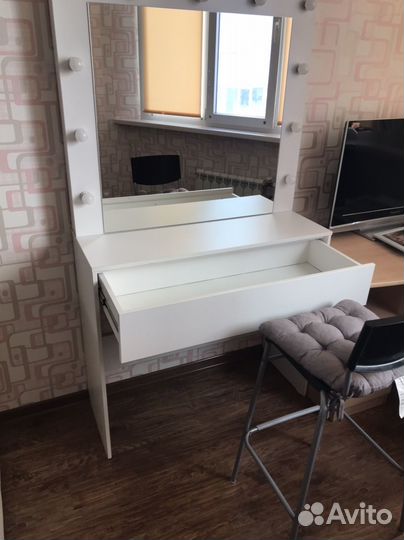 Туалетный столик с зеркалом и подсветкой бу