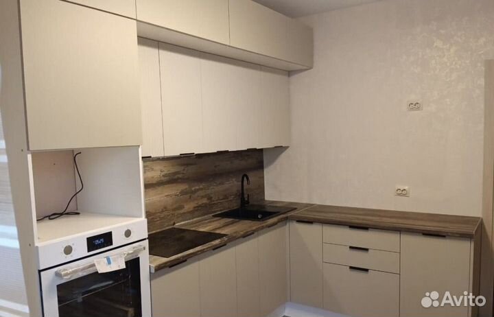 Бежевая кухня с пеналом