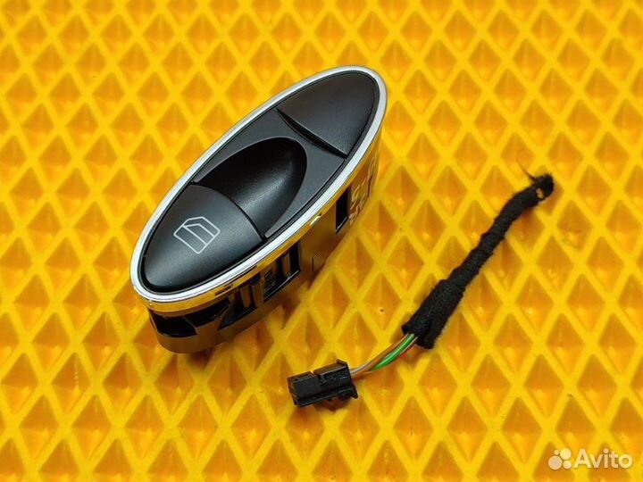 Кнопка стеклоподъемника задняя правая Mercedes Cls