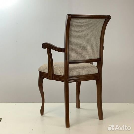 Кресло с подлокотниками 