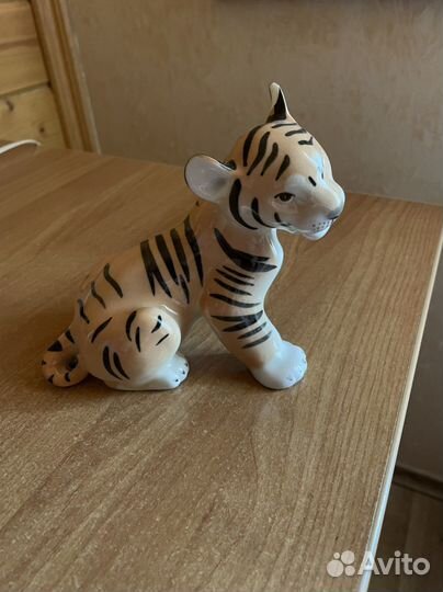 Фарфоровая статуэтка