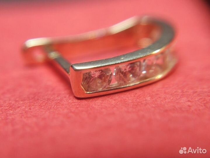 Золотые серьги 585 пробы массой 0.98 грамм