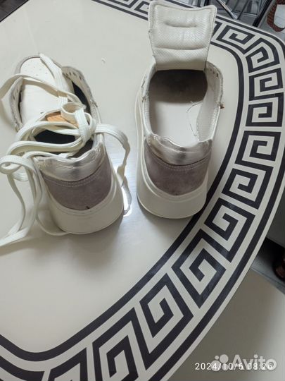 Обувь спортивная