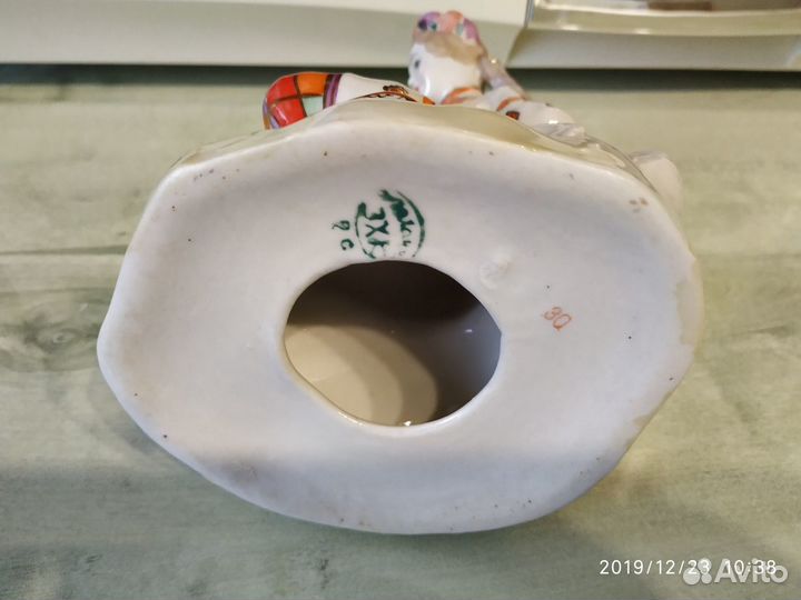 Статуэтка фарфоровая Девушка кормит голубей пзхк