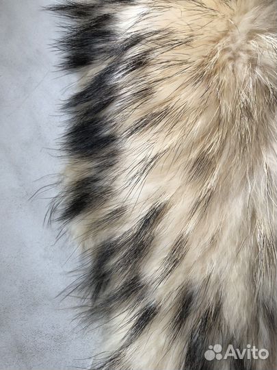 Воротник из меха енота