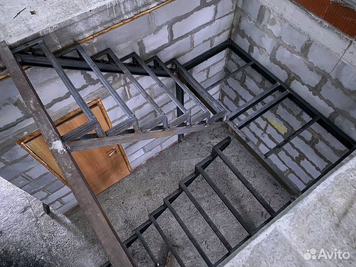 Металлический каркас лестницы для дачи и дома