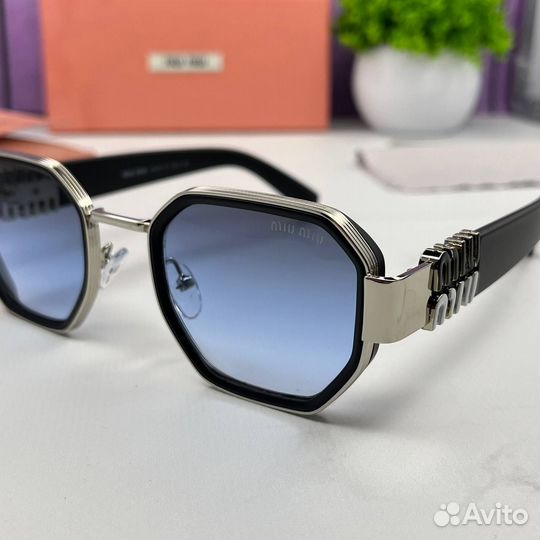 Солнцезащитные очки Miu Miu