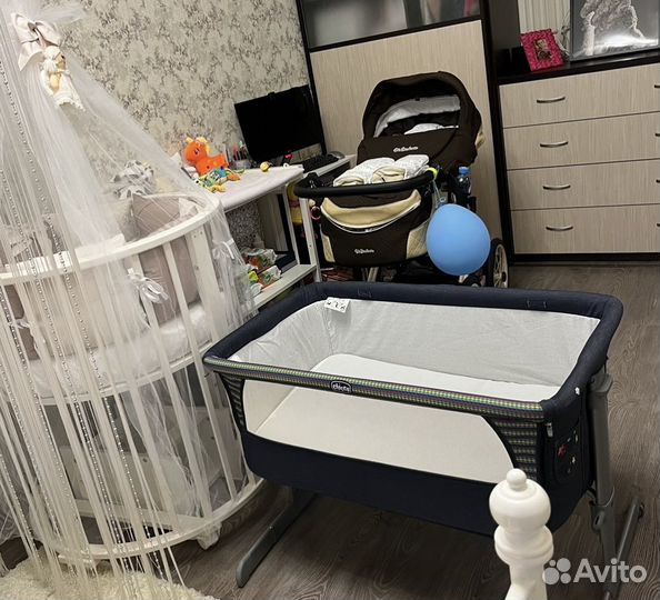 Детская кроватка с маятником