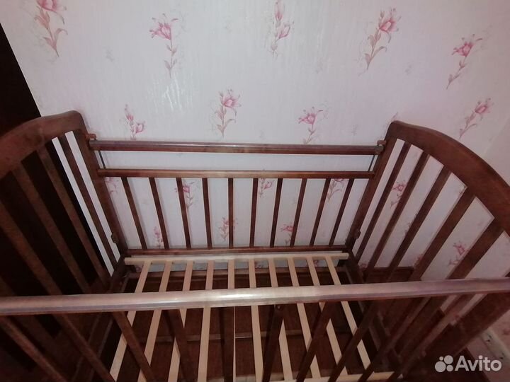 Детская кроватка с маятником
