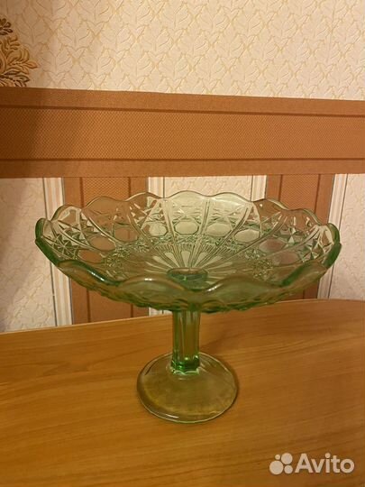 Ваза на ножке. Цветное стекло