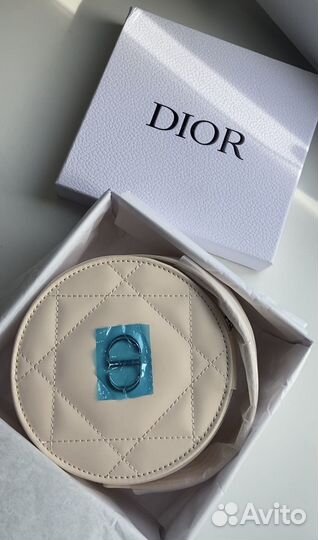 Круглая косметичка Dior светло-бежевого цвета