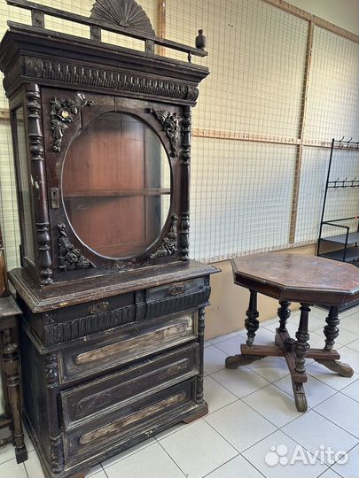 Антикварный шкаф