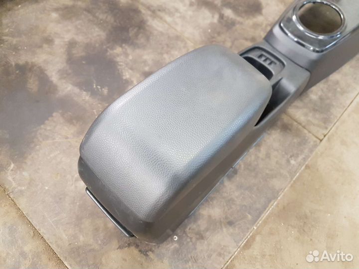 Подлокотник Mitsubishi lancer 9