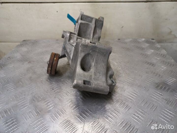 Кронштейн генератора Volkswagen Golf 4 1.4 16V