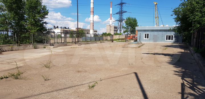 Открытая площадка,1000 м² с помещениями и краном