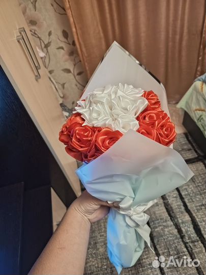 Розы из атласных лент