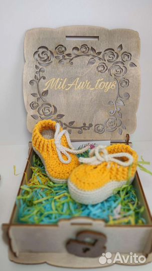 Погремушка и пинетки ручной работы