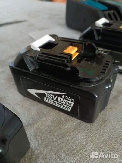 Зарядное устройство + 5 аккумуляторов 18v Makita