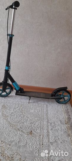 Самокат с ручным тормозом и передним амортизатором