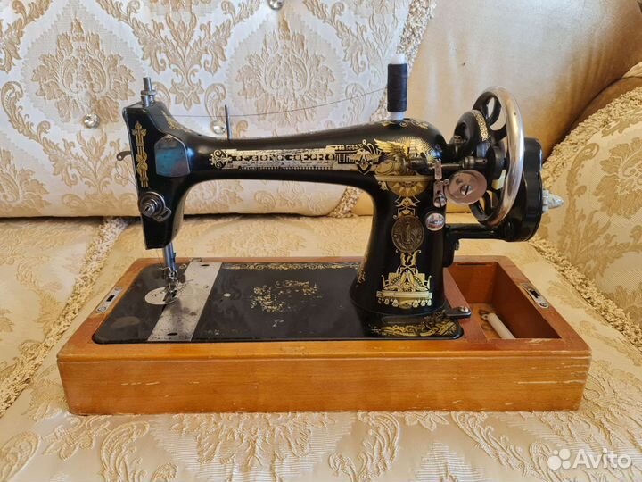 Старинная швейная машинка