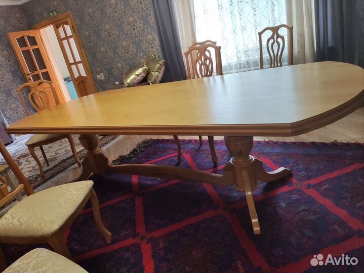 Стол и стулья