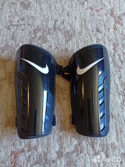 Щитки футбольные nike новые