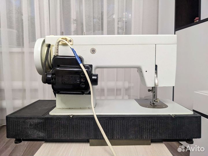 Швейная машинка Чайка 143