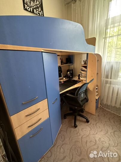 Детская кровать со столом и шкафом