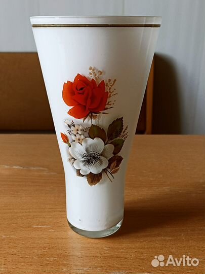 Вазочка. Цветы. Молочное стекло. Ранний СССР