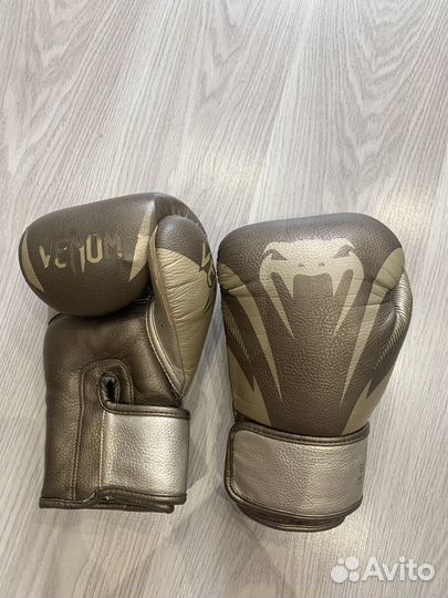 Боксерские перчатки Venum